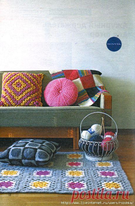 Две вязаные подушки.