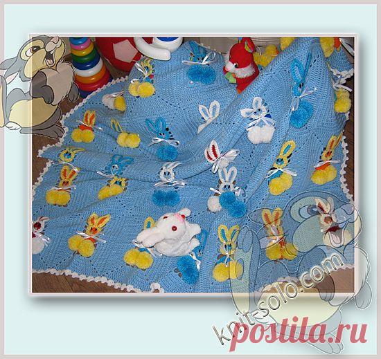 Вязаный крючком детский плед с зайками (зайки на голубом фоне).