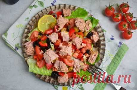 Итальянский салат с тунцом, маслинами и оливками