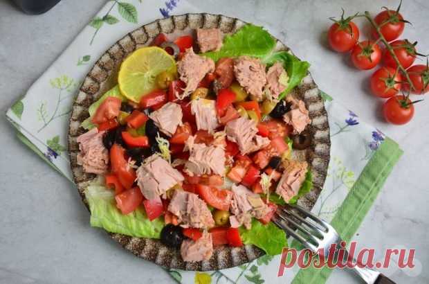Итальянский салат с тунцом, маслинами и оливками