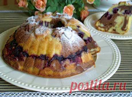 Мраморный кекс с маскарпоне и голубикой.