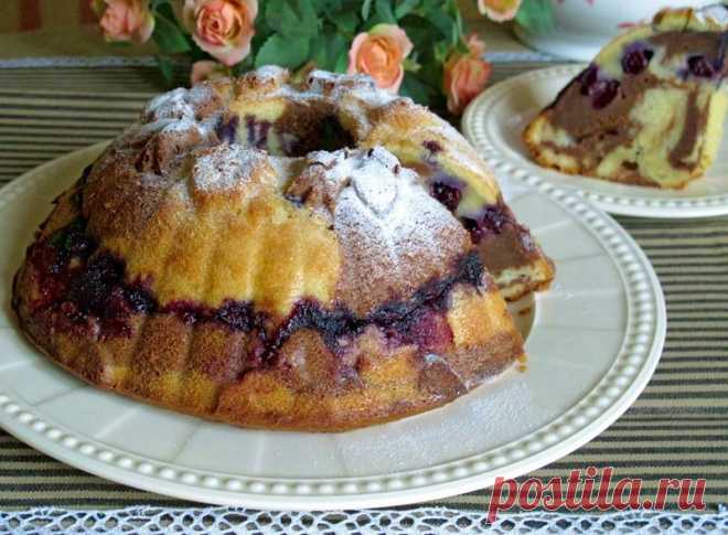 Мраморный кекс с маскарпоне и голубикой.