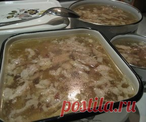 Как правильно приготовить вкусный холодец...
Основные правила приготовления хорошего холодца
Для того чтобы приготовить прозрачный холодец, необходимо помнить 
несколько простых правил, придерживаясь которых можно будет без труда 
сотворить этот кулинарный шедевр.
Правило 1. Выбор основного ингредиента – мяса.
Готовить холодец можно из любого мяса (из курицы, из свинины, из 
говядины, из свиных ножек и т.д.), самое главное, правильно выбрать 
основной продукт.
Покупать такой важный в холодце