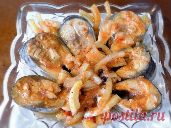 СКУМБРИЯ ПО-КОРЕЙСКИ
Скумбрия (свежезамороженная) — 1-2 кг;
Лук репчатый (крупный) — 2-3 шт.;
Маринад:
Томатная паста —5 ст. л. или можно заменить на кетчуп;
Масло растительное — 100 г.;
Сахар — 1 ст. л.;
Соль — 1 ст. л.;
Перец красный жгучий (молотый) — 1/2 ч. л.;
Перец черный (молотый) — 1/2 ч. л.;
Уксус (столовый) — 50 г.;
1-2 лаврового листа;
кориандр в зернах.
Рыбу разделать на филе и порезать кусочками. Из предложенных ингредиентов сварить маринад, дать настояться и остудить