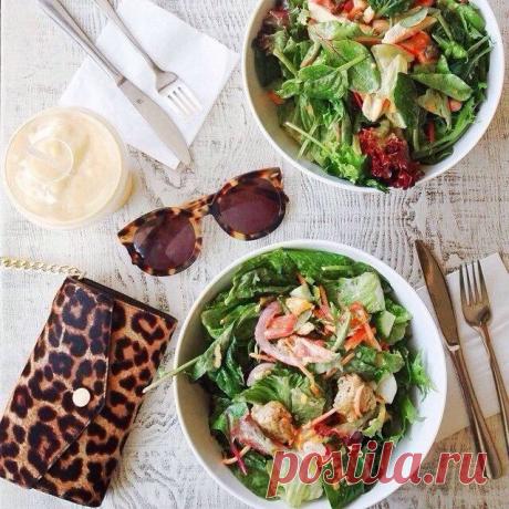 НЕ ЗНАЕТЕ, ЧТО ЕСТЬ ВЕЧЕРОМ? 20 ВАРИАНТОВ ПОЛЕЗНОГО УЖИНА 
Следуя всем канонам правильного питания, приходится придерживаться особых правил для каждого приема пищи. Если с завтраком и обедом все более-менее понятно, то ужин, почему-то, часто под вопросом. Разберемся, что же нужно есть вечером! 
Ответ, на самом деле, очень прост. Это не овощной салат, не яблочко, и даже не кефир. Соблюдая правильное питание на ужин нужно есть…белки! А в каком они будут виде — не так важно. ...