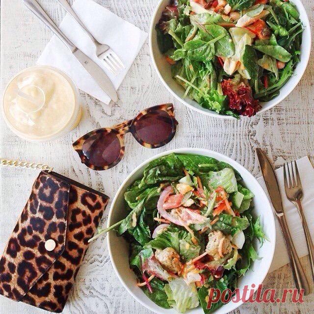 НЕ ЗНАЕТЕ, ЧТО ЕСТЬ ВЕЧЕРОМ? 20 ВАРИАНТОВ ПОЛЕЗНОГО УЖИНА 
Следуя всем канонам правильного питания, приходится придерживаться особых правил для каждого приема пищи. Если с завтраком и обедом все более-менее понятно, то ужин, почему-то, часто под вопросом. Разберемся, что же нужно есть вечером! 
Ответ, на самом деле, очень прост. Это не овощной салат, не яблочко, и даже не кефир. Соблюдая правильное питание на ужин нужно есть…белки! А в каком они будут виде — не так важно. ...