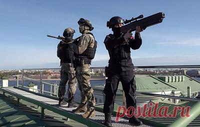 Вернуть с небес на землю. Как работают современные мобильные комплексы борьбы с БПЛА. Как показывает опыт специальной военной операции, беспилотники становятся все более грозным оружием. Они ведут разведку, наводят артиллерию, бомбят сами. При этом дальность полета дронов и ущерб от их нападения, особенно массового, лишь возрастают. Рассказываем о самых современных российских средствах борьбы с БПЛА