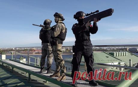 Вернуть с небес на землю. Как работают современные мобильные комплексы борьбы с БПЛА. Как показывает опыт специальной военной операции, беспилотники становятся все более грозным оружием. Они ведут разведку, наводят артиллерию, бомбят сами. При этом дальность полета дронов и ущерб от их нападения, особенно массового, лишь возрастают. Рассказываем о самых современных российских средствах борьбы с БПЛА