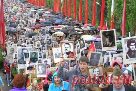 Какие там санкции? Какие угрозы развращённых пиндосов?! Наш народ победить НЕВОЗМОЖНО! Десятки тысяч волгоградцев, в дождь, на Мамаевом кургане я такого столпотворения ещё никогда не видел!
С Днём Великой Победы над фашистской Германией! И всякая фашистская нечисть всегда будет нами раздавлена! С Праздником!