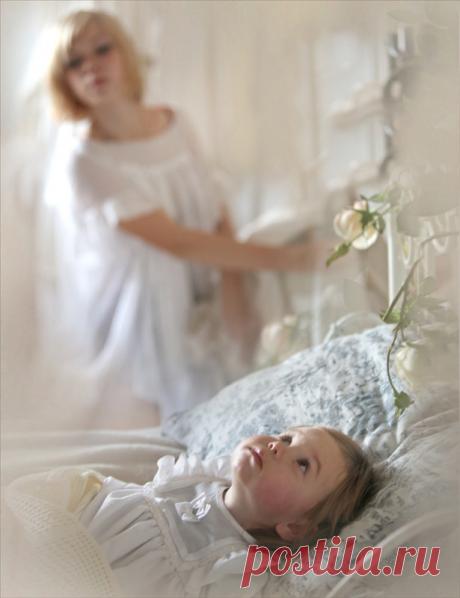 Как хорошо жить с ангелом на свете, когда он тихо дремлет за плечом. Целует нежно душу на рассвете и поворачивает мир к тебе лицом!