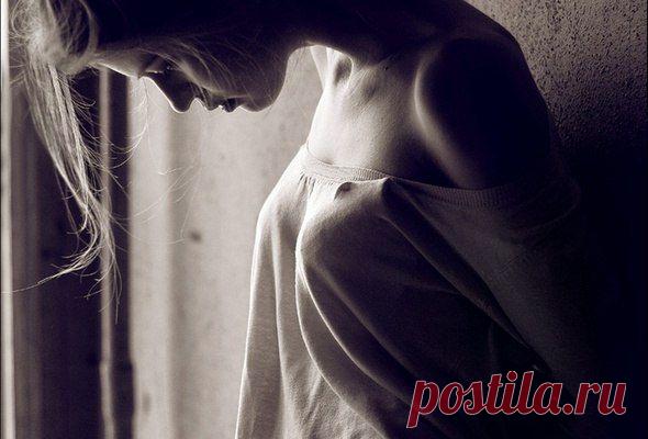 Сердце ищет тепла, сердце сил не жалеет…
В бесконечный полёт рвётся наша душа…
Сердце ищет любви, и в разлуке болеет,
Но на помощь ему доктора не спешат…

Вы не бойтесь любить, и быть в чувствах щедрее…
Счастлив тот, кто любовь раздаёт без конца…
Ведь от скупости чувств наши души скудеют…
А от скудости душ – так грубеют сердца…

Сердце ищет тепла на промокших аллеях…
Сердце ищет любви для продрогшей души
Сердце ищет любви... Устаёт, и слабеет
Сердце ищет тепла, … ты к нему поспеши