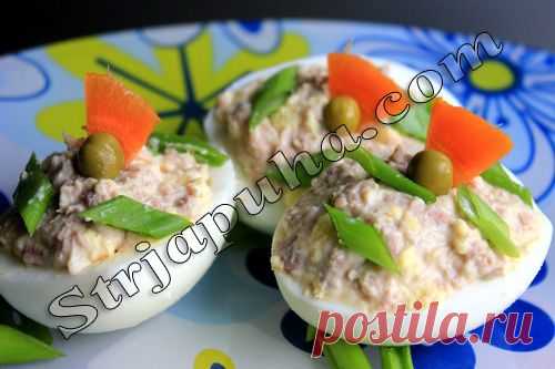 Яйца, фаршированные печенью трески и миндалем