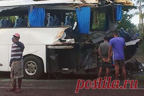 Поезд врезался в автобус с чешскими туристами в Шри-Ланке. Поезд врезался в автобус с туристами из Чехии на одном из нерегулируемых автомобильных переездов через железнодорожное полотно в Шри-Ланке. Авария произошла утром в среду, 29 ноября, в городе Васкадува, расположенном южнее Коломбо. По данным издания, водитель автобуса не заметил машину и не успел затормозить.