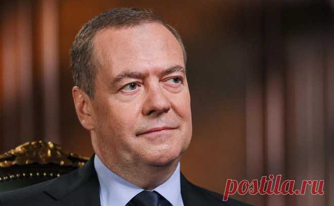 Медведев похвалил латвийского депутата за защиту русского языка. Зампред Совбеза Дмитрий Медведев похвалил выступление в Сейме (парламенте) латвийского депутата Алексея Росликова в защиту русского языка.