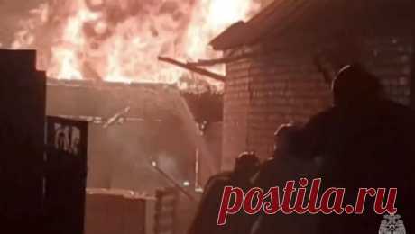 В Пролетарске жилые дома загорелись из-за сухой травы. В Пролетарске в Ростовской области огонь с  горящей сухой травы и  камыша перешел на  жилые дома. Об  этом сообщает МЧС России в своем Telegram-канале. &quot;В Пролетарске горит сухая растительность. Огонь перешел ...