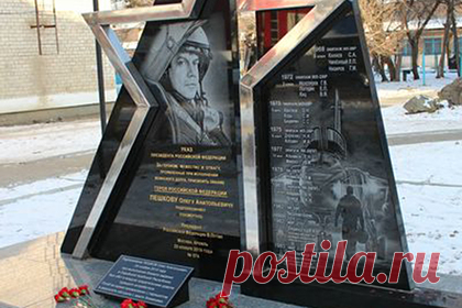 Девочек-подростков приговорили за осквернение памятника убитому в Сирии летчику. Арсеньевский городской суд вынес приговор двум школьницам, которые осквернили памятник Герою России летчику Олегу Пешкову и оборвали цветы на клумбе рядом с ним. Девочки 14 и 15 лет признаны виновными по статье 214 УК РФ («Вандализм»). Суд назначил каждой из них наказание в виде пяти месяцев ограничения свободы.