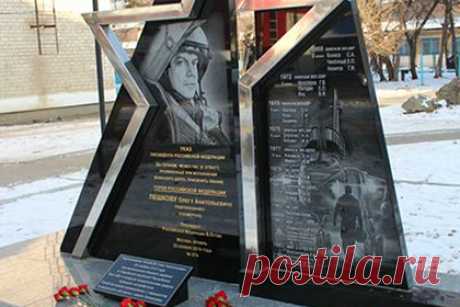 Девочек-подростков приговорили за осквернение памятника убитому в Сирии летчику. Арсеньевский городской суд вынес приговор двум школьницам, которые осквернили памятник Герою России летчику Олегу Пешкову и оборвали цветы на клумбе рядом с ним. Девочки 14 и 15 лет признаны виновными по статье 214 УК РФ («Вандализм»). Суд назначил каждой из них наказание в виде пяти месяцев ограничения свободы.