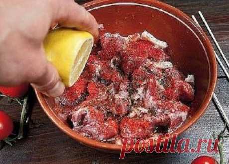 На кухне хочется чувствовать себя мастером! Но некоторые блюда не всегда получается приготовить идеально — только зная тонкости, можно творить кулинарные шедевры. Предлагаем прочесть ценные советы, о которых точно знает шеф-повар любого приличного ресторана. Не обязательно быть главным поваром для того, чтобы вкладывать душу в еду. Готовить вкусно и красиво еду может кто угодно, главное — желание! Используй даже в обычных рецептах наши подсказки, и ты увидишь, насколько вк...
