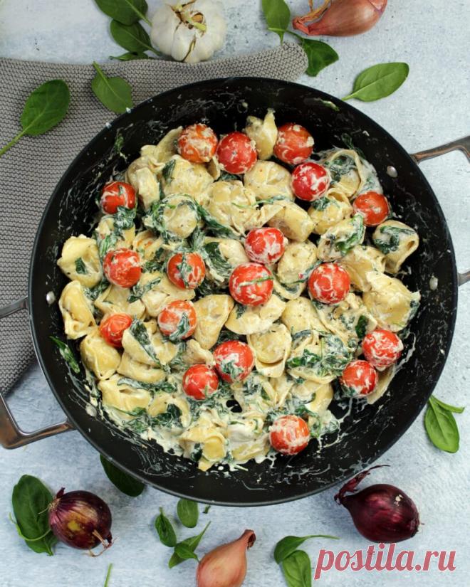 Tortellini Pfanne mit Spinat und Frischkäse – vegetarisch Diese One-Pot Tortellini Pfanne ist cremig, unter 15 Minuten fertig und hat unter 5 Zutaten. Damit ist sie perfekt geeignet, wenn du nach der Arbeit schnell ein gesundes, megaleckeres und vegetarisches Rezept kochen möchtest. Welche
