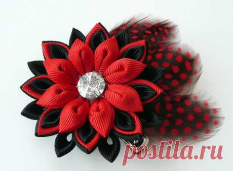 Kanzashi fabric flower hair clip with feathers. Red and от JuLVa