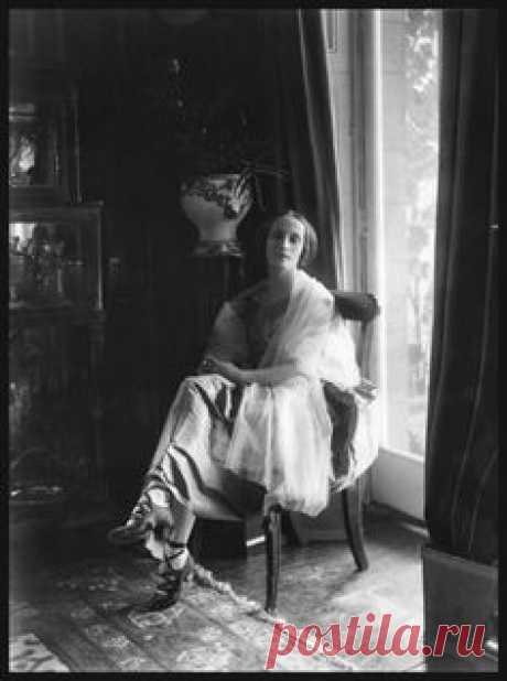 blueblackdream:Bassano, Anna Pavlova, whole-plate glass negative, 28 June 1920, © National Portrait Gallery, London