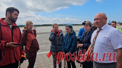 «Оказана медицинская помощь, состояние удовлетворительное»: на Курилах нашли пропавшую группу туристов. Группу из девяти туристок и гида, пропавшую в районе вулкана Баранского, обнаружили живыми, сообщило МЧС. Туристам оказана вся необходимая медицинская помощь, их состояние оценивается как удовлетворительное. По словам гида Валерия, участники похода сбились с пути и «каким-то образом пошли к Тихому океану». Они рассказали, что несколько дней шли под дождём и не могли развести огонь из-за…