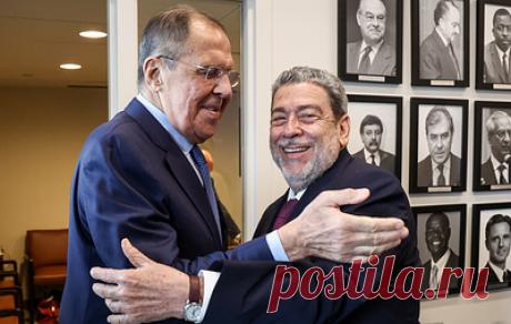 Лавров подарил главе МИД Сент-Винсента и Гренадин тульские пряники. Официальный представитель МИД РФ Мария Захарова заявила, что Ральф Гонсалвес их очень любит