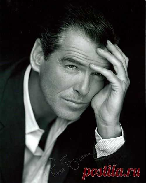 Я ощутил ее горячее дыханье.Какой безделицей забилась голова?Ну, что с того? В чем смысл замирания моей души! Душа мертва..Но стоп! Набатом сердце било,Волнуясь,кровь в артериях текла,Душа воскресла! Душу оживило прикосновение женского тепла.