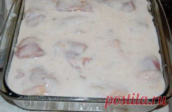 Курица в кефире 
 
Продуктов минимум, а вкус - ну просто изумительный! 
 
Ингредиенты: 
- 1 курица 
- 0,5-0,75 л кефира 
- соль, приправы для курицы 
 
Приготовление: 
 
Курицу промыть, разрубить на порционные куски. 
 
Затем посыпать солью и щедро приправкой для курицы. 
 
Кусочки курицы переложить в емкость для маринования и залить кефиром, чтобы он полностью покрыл курочку. Оставить мариноваться минимум на 2 часа. 
 
Затем переместить курочку в огнеупорную форму вместе с маринадом и запечь пр