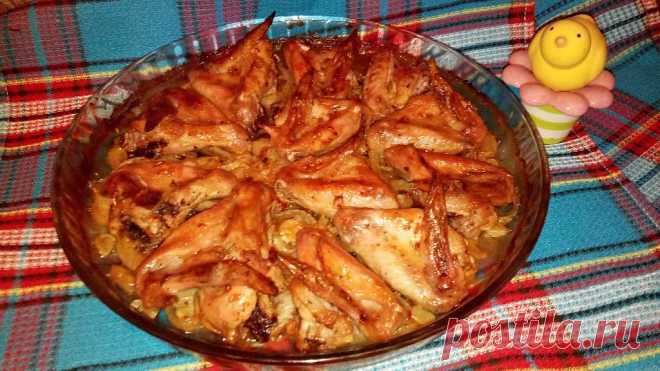 Крылышки в минералке на луковой подушке .