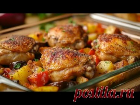 Это самый вкусный рецепт куриных бёдер! Просто и быстро! 1 столовая ложка томатной пасты 1 столовая ложка меда 2 зубчика чеснока Немного соевого соуса Оливковое масло Сливочное масло 4 куриных бедра 2 картофелины 1 морковь 1 болгарский перец 1 луковица 3 зубчика чеснока 2 помидора 1 баклажан 1 чайная ложка итальянских трав 1 чайная ложка паприки Петрушк