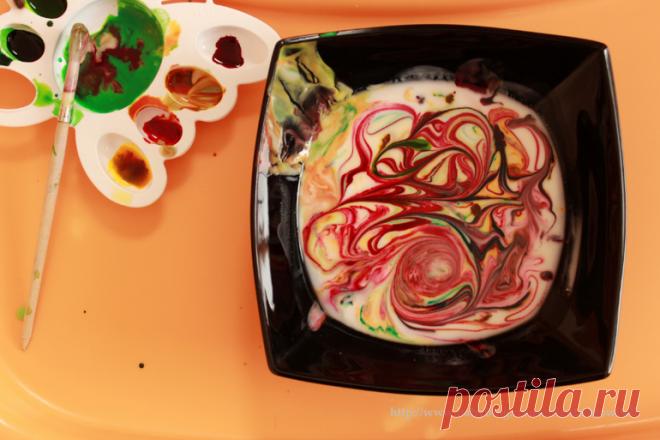 uzory-na-bumage Йогурт и пищевые краски увлекли нас в мир искусства с головой. Краски не смешиваются, очень красивые узоры остаются на поверхности. Попытались перенести всю эту красоту на бумагу Кисточкой дорисовывали цветы и листья на бумаге)))Когда на бумаге надоело, дорисовывали на рукахЯночка у меня не брезгливая, поэтому красочный йогурт узорами стекал по рукам и плечикам моего маленького художника )))