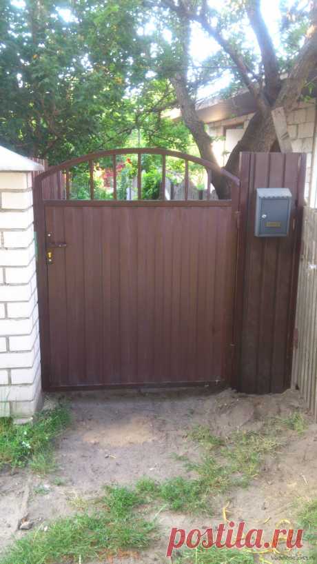 Калитка из металла своими руками Здравствуйте, уважаемые посетители сайта "В гостях у Самоделкина"! В последнее время у меня не хватает времени на любимое занятие - самоделки! Всё свободное время уходит на реконструкцию старого дома. Ведь за лето хочется многое успеть сделать... Но вот, недавно, я сделал металлическую