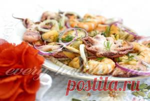 Салат из морепродуктов с мидиями и осьминогами