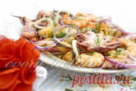 Салат из морепродуктов с мидиями и осьминогами