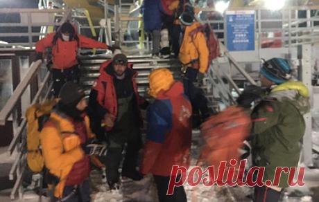 Организатор восхождения на Эльбрус, где погибли пять человек, написал явку с повинной. Следствие обратится в суд для избрания меры пресечения «Как сообщил руководитель СК РФ по Кабардино-Балкарской Республике Юрий Турыгин, организатор восхождения, житель Екатеринбурга 1968 г. р., является организатором туристической группы, в состав которой входили четверо жителей Кабардино-Балкарии, а также три жителя Екатеринбурга. Утром 7 мая группа приступила к восхождению на вершину Эльбруса», - говорится…