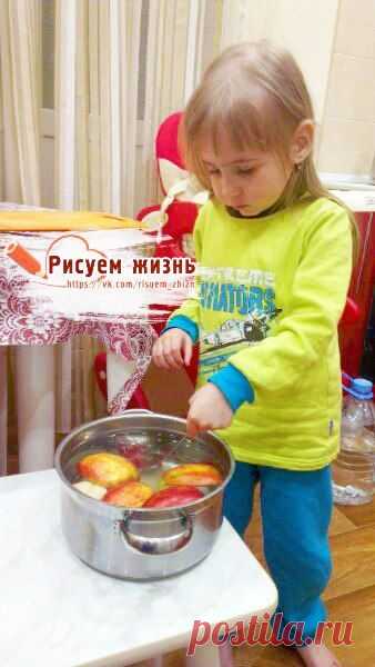 Здравствуйте,дорогие друзья! И снова в нашем дне ничего нового. Весь день лил дождь-мы сидели дома,собирали мозаику,лепили куклам пирожочки и рисовали. Вроде и живем обычной жизнью, но страх не отпускает, мы постоянно в напряжении, каждую минуту ожидаем новый приступ... Сашулька грустная и слабенькая-все время ложится поспать 15 минут,видно так устала за время приступов.Опять похудела,кушает мало,аппетита нету.