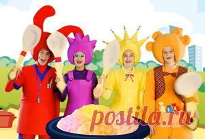 Многие малыши с неохотой едят кашу. Но каша, о которой пойдет речь в этой песенке, совершенно особенная. Она не оставит равнодушным ни одного малыша. Чапики – Ума, Пузя, Тёпа и Няша – с радостью поделятся со своими маленькими друзьями ее рецептом и вовлекут их в веселую игру в поваров.