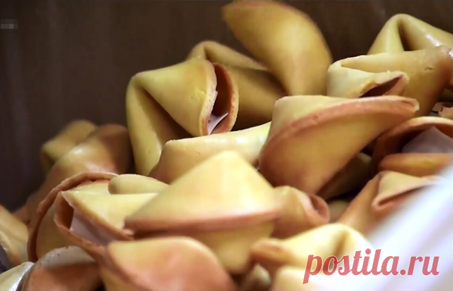 Рождественское печенье с предсказаниями Печенье с предсказаниями пришло к нам из далекого Китая. С незапамятных времен люди верили в предсказания, помогающие развеять сомнения в будущем. И в древнем Китае за это взялись пекари. Они придумали печенье с предсказаниями, моментально ставшее популярным в Китае, а спустя тысячи лет и в Америке. Сегодня это волшебное печенье завоевало сердца людей во всем [...]