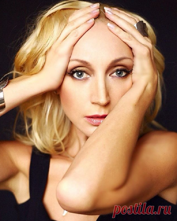 Кристина Орбакайте в золотистом платье напомнила фанатам молодую Аллу Пугачеву