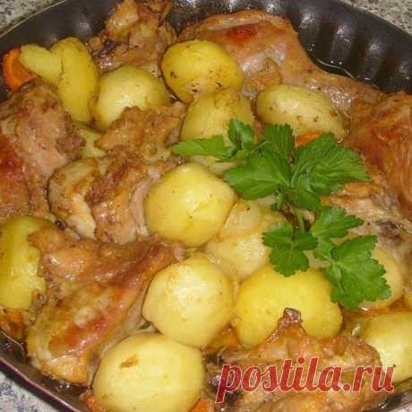 Курица по -албански!
Автор: Светлана Голубева
Курица(или окорока)-1 кг.
Яйцо-1 шт.
Соев. соус-2 стол.л.
Томат. паста(кетчуп)- 1 стол.л.
Соль,перец,
Паприка,
Уксус-1 стол.л.
Чеснок-5 зубч.
Масло раст.-2 стол.л.
Приготовить маринад(яйцо тоже входит в маринад).Курицу нарезаем небольшими кусочками,укладываем в маринад.
Картофель-500 гр.
Морковь-1 крупная.
Картофель я не разрезала,морковь-кружочками.Добавляем к курице,всё хорошо перемешать .Дать постоять(2 часа). Затем укладыва...