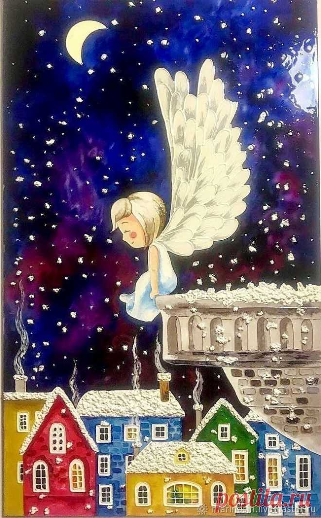 Есть праздник, что светлее всех других,
Есть день, когда весь мир добром лучится —
Ведь в Рождество все может приключиться,
Чтоб изменить теченье дней иных...
День дарит веру всем, надежду и любовь
На то, что будем жить в добре и счастье.
Спеши творить добро, открой души покров
И помолись за всех, кто может быть несчастлив.
