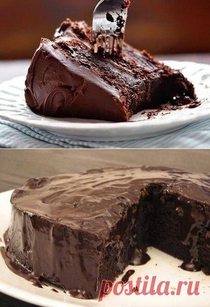 Супервлажный шоколадный пирог без яиц

Ингредиенты:

Мука пшеничная — 1,5 ст.
Какао-порошок — 4 ст. л.
Сода пищевая — 1 ч. л.
Лимонный сок — 1 ст. л.
Сахар-песок — 200 г
Масло растительное — 1/4 ст.
Ванильный сахар — 0,5 пакетика
Соль — 1 щепотка
Вода — 200 мл.
Растворимый кофе — 0,5 ч. л.

Приготовление:

1. В большой чашке смешиваем сыпучие продукты: муку, соль, соду пищевую, какао-порошок. В другой чашке смешиваем растительное масло с сахаром, добавляем растворимый кофе...