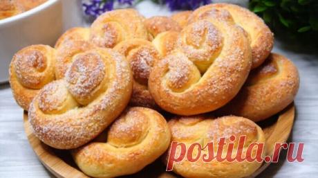 У меня часто остается ТВОРОГ в холодильнике, чтобы не пропал, пускаю в выпечку.
Если есть 200 грамм творога, срочно готовьте эти вкуснейшие Крендели. Какие же они вкусные Ммм… Получается аппетитная, сверху хрустящая сахарная корочка, а внутри мякиш. Все вместе - это вкуснотища, от которой сложно оторваться.
Рецепт:
Творог -200гр.
Сметана -1ст.л.
Мука -300-350гр.
Разрыхлитель -1ч.л.
Сахар -3ст.л.
Ванилин -1 пачка
Растительное масло -2ст.л.
Соль -1/3ч.л.
Яйца -2шт.
Для посып...