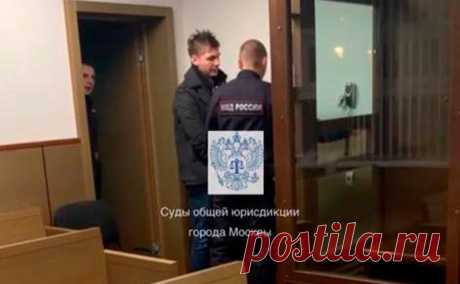 Бывшему учителю дали девять лет колонии за совращение школьниц. Люблинский суд Москвы приговорил бывшего учителя истории и обществознания Владимира Миргородского к девяти годам колонии за преступления против половой неприкосновенности школьниц, сообщает пресс-служба столичных судов общей юрисдикции.
