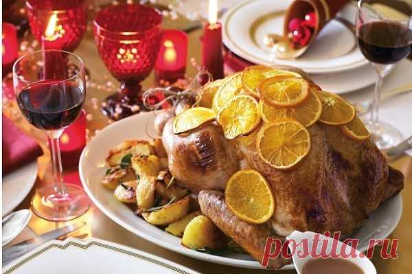 Рецепты мясных блюд для новогоднего стола


Новогодний «Пивной гусь»

Это блюдо оценят не только любители пива, но и все те, кто любит вкусно приготовленное мясо птицы.
Понадобится:
гусь – 3 кг;
лук – 2-3 головки;
светлое пиво – 1 л;
соль, черный душистый перец, лавровый лист – на глаз.

Тушку гуся лучше разделать на кусочки, удалив весь лишний жирок. У этой птицы довольно жесткое мясо: оно попросту не пропечется, если готовить ее целиком. Разделанного гуся отправьте в глу...