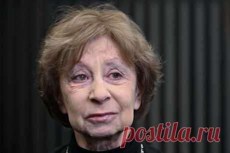 Муж Ахеджаковой рассказал о ее состоянии после обвинений в госизмене. Супруг народной артистки России Лии Ахеджаковой рассказал о ее состоянии после того, как актрису обвинили в госизмене. Муж звезды заявил, что Ахеджаковой нужно время, чтобы не реагировать на выпады в свой адрес, а также подчеркнул, что артистка находится в Москве и не собирается уезжать из города.