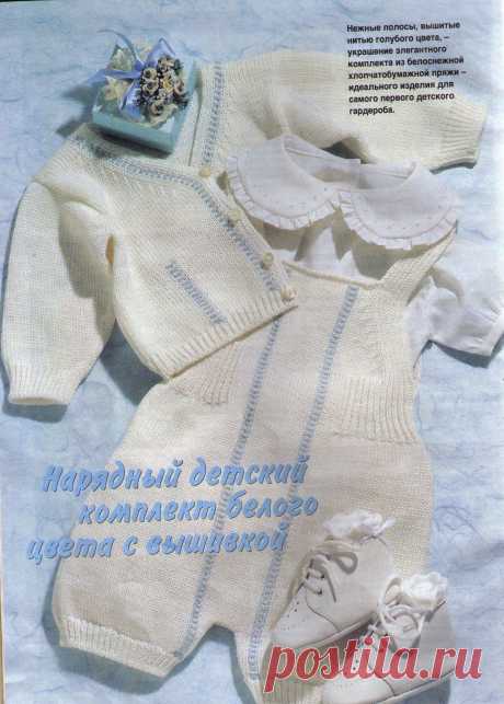 Нарядный детский комбинезон белого цвета с вышивкой.