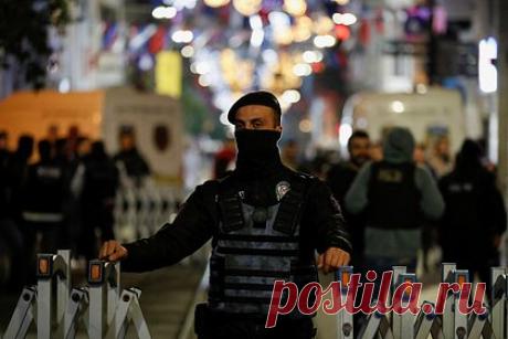 Мощный взрыв произошел в стамбульском районе Фатих. Взрывы прозвучали в районе Фатих в Стамбуле, три машины охвачены огнем. Об этом пишет новостной портал Mynet. По информации портала, заминированный автомобиль взорвался улице Коджамустафа-паша, затем пламя перекинулось на соседние машины. Информации о погибших и пострадавших пока нет. Детали произошедшего выясняются.