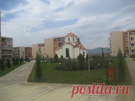 Сдам  новую студию на лето , на курорте Солнечный берег  (Болгария) в комплексе  закрытого типа&quot;Холидей Форд Гольф Клуб&quot;, 8 минут до моря.
Студия полностью меблирована: два  больших дивана, , шкаф,  кухня, посуда, эл.чайник,эл.печка, микроволновка,холодильник, пылесос, телевизор(кабельное телевидение)стиральная машина, моющие средства,  утюг, сушилка, гладильная доска, фен, постельное, подушки и одеяла.Стоянка охраняемая бесплатно! Все вопросы в личку.